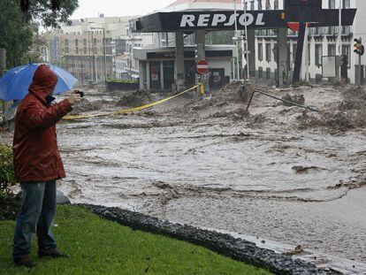 Al menos 32 personas han muerto por el temporal que azota la isla de Madeira. Las fuertes lluvias y los intensos vientos que fustigan desde la madrugada el archipiélago han causado el caos, derrumbado edificios y puentes, desbordado ríos, aislado barrios de la capital y cortado en algunas zonas el suministro eléctrico. El Gobierno regional ha solicitado a los trabajadores que ayuden a los desbordados bomberos en las tareas de rescate