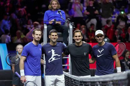 Los tenista, desde la izquierda, Andy Murray del Reino Unido, Novak Djokovic de Serbia, Roger Federer de Suiza y Rafael Nadal de España, atienden a los medios durante la sesión de entrenamiento en Londres, este viernes.