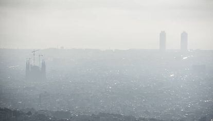 Vista de Barcelona en un día de alta polución.