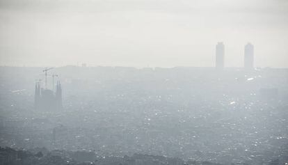 Vista de Barcelona en un d&iacute;a de alta poluci&oacute;n.