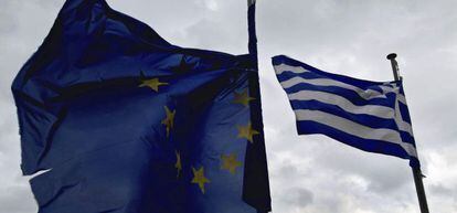 La bandera de la Uni&oacute;n Europea (i) y la bandera griega ondean junto a la Acr&oacute;polis de Atenas (Grecia). 