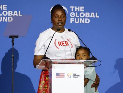 Connie Mudenda, con su hija Lubona Manasseh Nsonje, explica a los líderes del mundo la importancia de aportar recursos al Fondo Mundial para la tuberculosis, la malaria y el VIH.