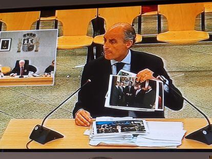 Francisco Camps muestra fotografías al tribunal del 'caso Gürtel', durante el interrogatorio de la Fiscalía, este miércoles, en un proyector de la Audiencia Nacional.