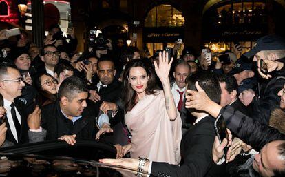Angelina Jolie, rodeada de una multitud anoche a su salida de la tienda de Guerlain en los Campos Elíseos.