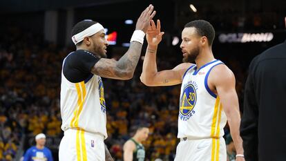 Gary Payton II y Stephen Curry celebran este lunes la victoria de los Warriors ante Boston en el quinto partido de las Finales de la NBA.