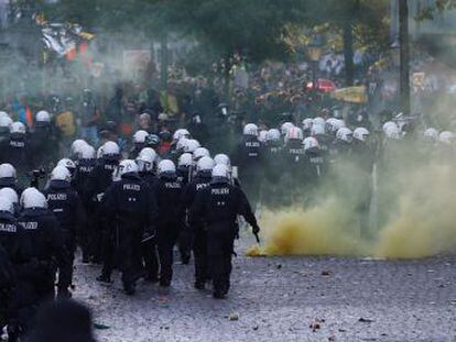 Hay 44 manifestantes detenidos y 111 agentes heridos, según la policía