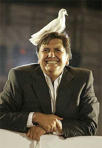 Alan García, con una paloma sobre su cabeza, en un mitin en Lima.