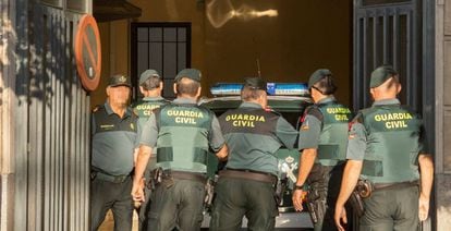 Llegada a los juzgados de Sevilla del gerente de la empresa Magrudis, José Antonio Marín, y sus dos hijos, el jueves 26 de septiembre.