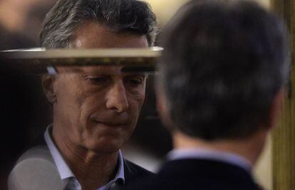 El presidente de Argentina, Mauricio Macri, reflejado en una de las puertas espejadas del Salón Blanco de la Casa Rosada