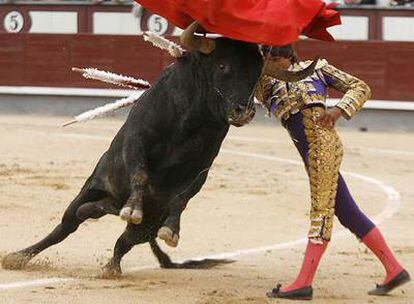 Curro Díaz da un pase con la muleta a su segundo toro.