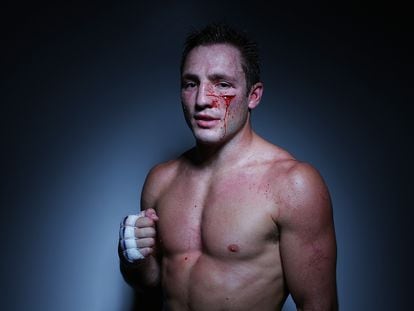 Brad Liddell, luchador australiano de 'muay thai', posa tras un combate en Brisbane en 2016, todavía ensangrentado.