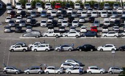 Autom&oacute;viles de General Motors aparcados en una campa.