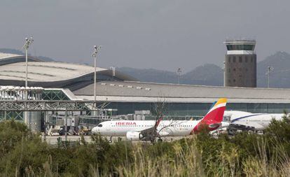 Un avión de Iberia en el aeropuerto de El Prat (Barcelona).
