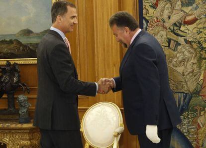 El diputado de Foro Asturias, Isidro Martínez Oblanca, saluda al rey Felipe VI, en el Palacio de la Zarzuela.