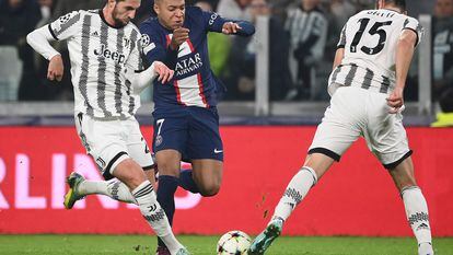 Mbappe conduce el balón ante Rabiot durante el partido entre el PSG y la Juventus este miércoles.