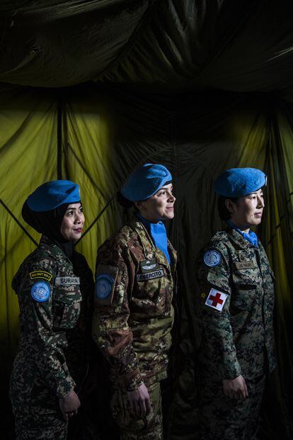 La soldado Suraya (la primera a la izquierda), es de Malasia. Mariana Bonsegna, de Italia, y Lee Taejin, de Corea del Sur. A finales de enero, había casi 500 mujeres uniformadas en este país de Oriente Próximo. Esta es una de las operaciones con mayor participación femenina.  En 2014, el 3% del personal militar y el 10% de la policía era femenino. "Quiero dar ejemplo a otras mujeres", asegura Lee Taejin, doctora militar. La ONU ha reconocido que el papel de las mujeres es clave en la prevención y resolución de conflictos. Su presencia también ayuda para generar más confianza entre la población. Muchos civiles recelan de este cuerpo de paz por los casos de abuso sexual cometidos por efectivos o por el personal que trabaja en las misiones. Desde 2010, la ONU ha registrado casi 600 denuncias. La mayoría son del personal uniformado. Las acusaciones hablan de sucesos espeluznantes: violaciones sistemáticas, soldados que obligan a mantener relaciones a cambio de comida... Los ejércitos más involucrados son los de República del Congo, Sudáfrica y Marruecos.