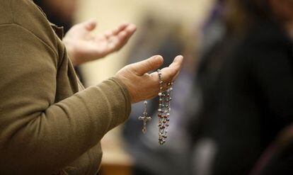 Una mujer reza en una iglesia en Francia.