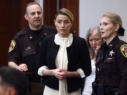 Amber Heard, volviendo de una pausa en su segundo día de declaración en el juicio contra Johnny Depp.