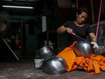 Una artesana de la comunidad de Ban Baat, en Bangkok, donde a&uacute;n se fabrican a mano cuencos para los monjes budistas. 