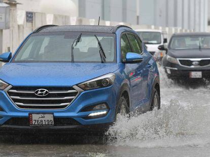 Coches circulan por Doha, tras intensas lluvias del pasado 11 de noviembre que dejaron la capital qatarí inundada.