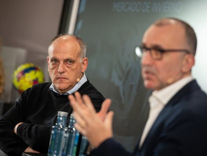 El presidente de la Liga Nacional de Fútbol Profesional, Javier Tebas, y el director general corporativo, Javier Gómez, ayer en Madrid.