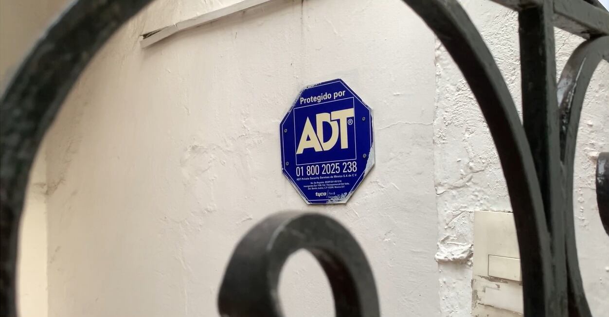 La placa de ADT es una señal de alerta para los delincuentes.