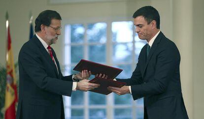 Mariano Rajoy, y el líder de la oposición, el socialista Pedro Sánchez, en el acto de la firma del pacto antiterrorista en La Moncloa, un acuerdo de Estado de lucha contra el terrorismo yihadista, el 2 de febrero de 2015.