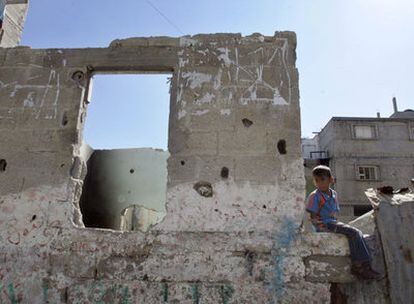 Uno niño palestino, sentado sobre el muro de una casa destruida en el campo de refugiados de Rafah, al sur de la Franja de Gaza. La ONU ha advertido hoy de que la continuidad del bloqueo fronterizo de Gaza tendrá consecuencias desastrosas.