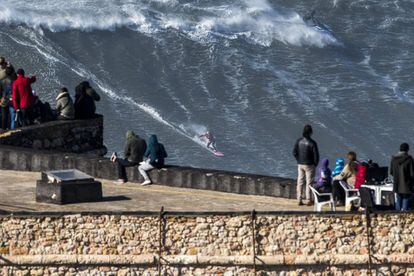 El surfista francés Justine Dupont surfea una gran ola en Praia do Norte Nazare (Portugal).
