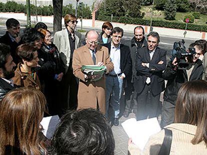 Nicolás Sartorius, en el centro, junto al grupo de intelectuales que ayer visitó la sede de Torrespaña.