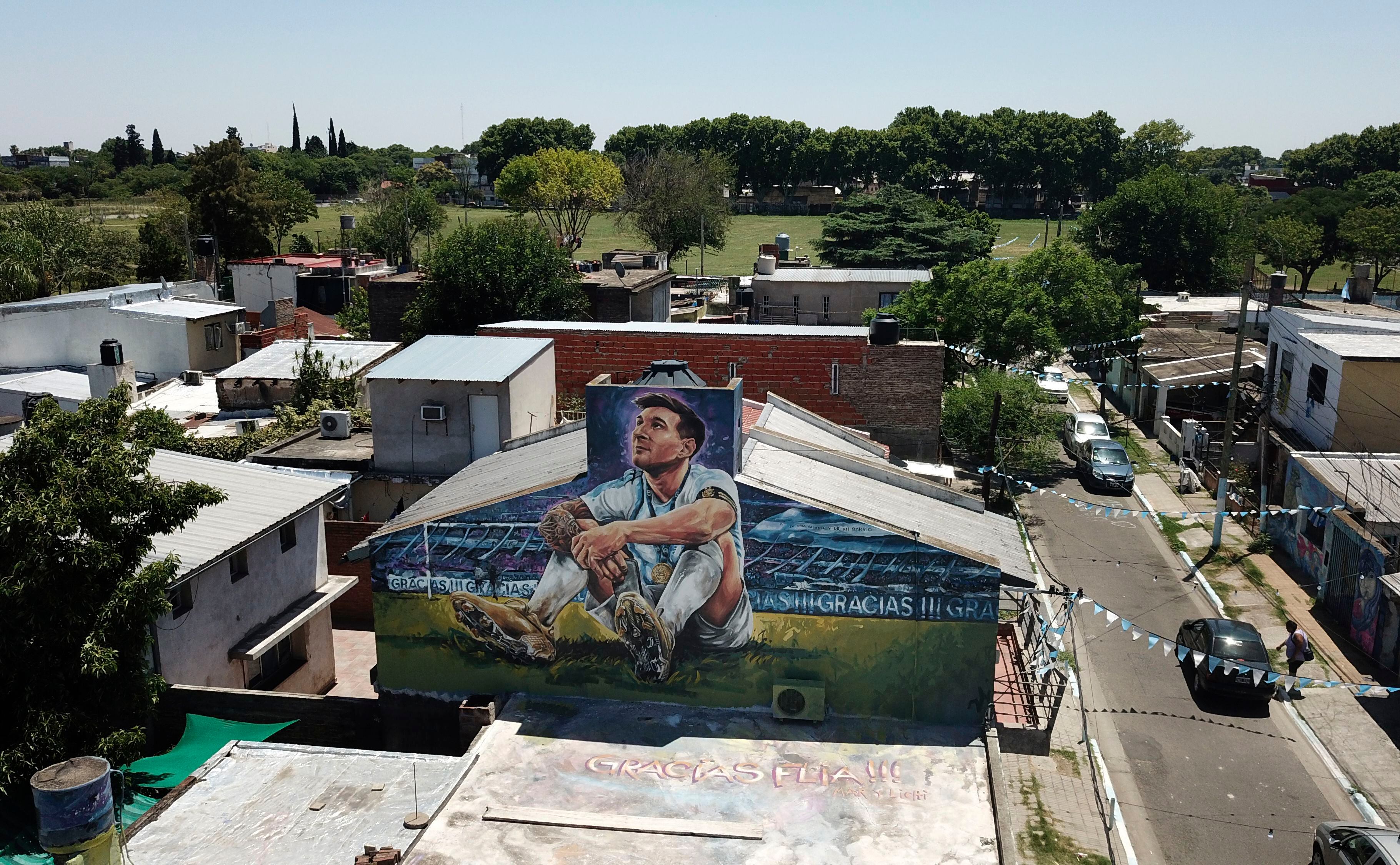 Un mural cubre la fachada de la casa en la que vivió en Rosario, Argentina.