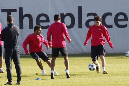 Messi controla el balón en el entrenamiento de ayer.