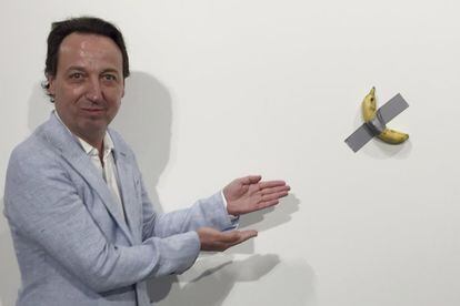 El plátano, según explicó a la CNN el galerista, Emmanuel Perrotin, “es un símbolo del comercio global, un doble sentido, así como un artefacto para el humor”. En la imagen, el galerista posa con la obra.