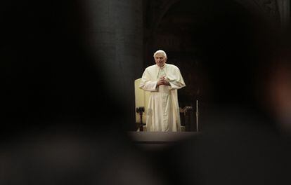 Benedicto XVI, durante una reunión con jóvenes celebrada el martes en la Plaza de San Pedro del Vaticano