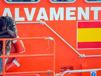 Llegada de los 156 inmigrantes de origen subsahariano y asiático, entre ellos diez menores de cinco años, al puerto de Málaga, tras ser rescatados hoy por Salvamento Marítimo de varias pateras en las cercanías de la isla de Alborán. 