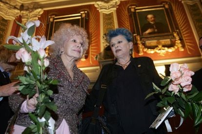 Lucia Bosé, dreta, acompanyada de la duquessa d'Alba durant l'acte en el qual va rebre la medalla de l'Ateneu de Madrid el febrer del 2007.