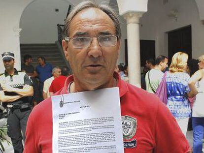 Francisco Bellido de la Vega, trabajador del Ayuntamiento de Jerez, muestra su carta de despido.