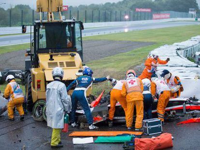 Los m&eacute;dicos tratan de sacar del coche a Bianchi 