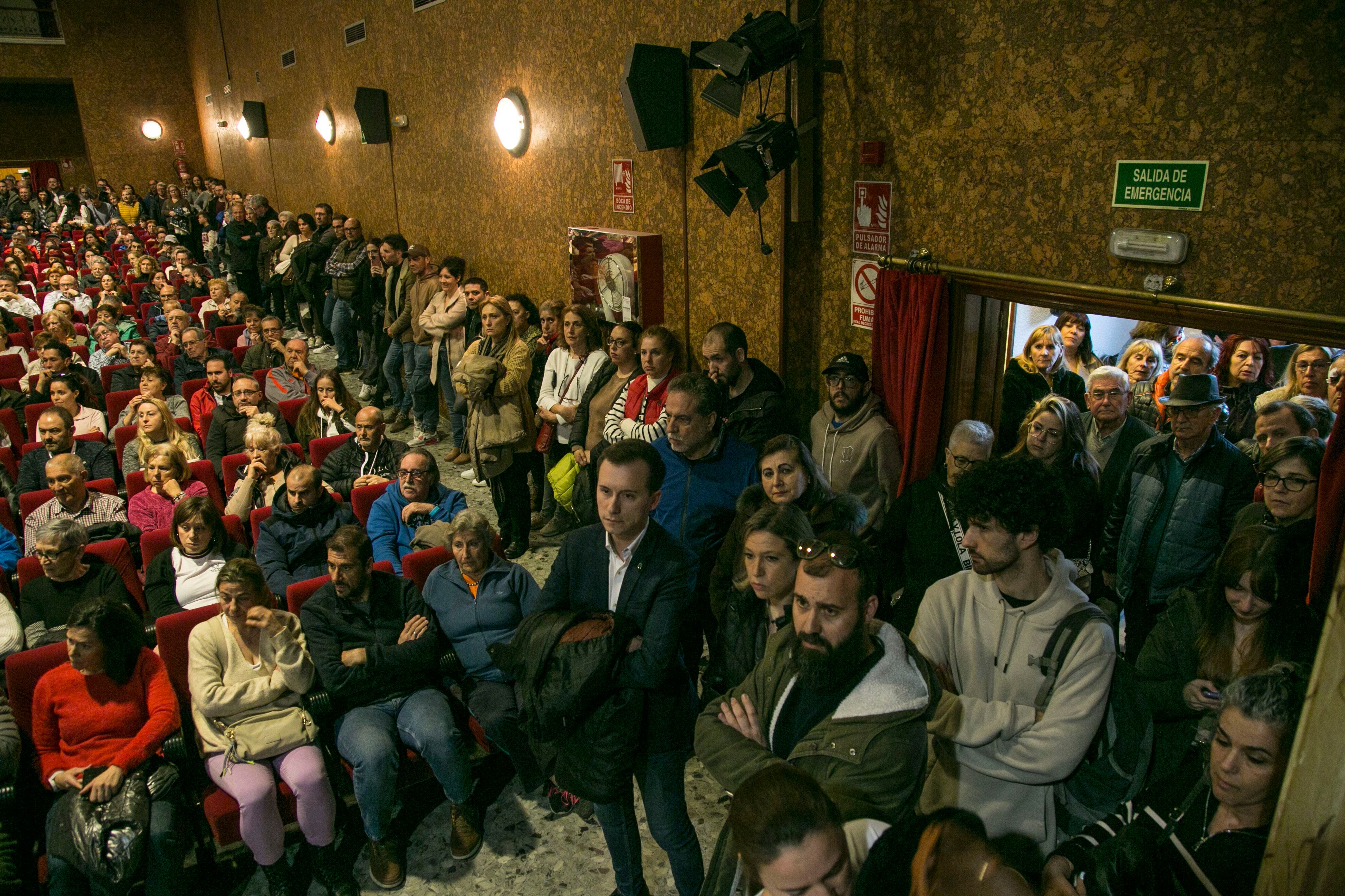 Los vecinos de Torrejón de la Calzada y otros municipios afectados por la construcción de la plata de biogás se agolpan en el teatro de la Casa de la Cultura para aprobar una plataforma ciudadana.