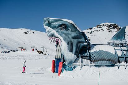 El tiburón instalado en la zona infantil de la estación de esquí de Sierra Nevada (Granada). 