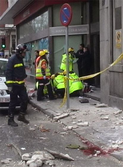 Efectivos de los servicios de emergencia atienden a la mujer.