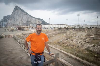 El alcalde de La Línea, Juan Franco, en el Fuerte de Santa Bárbara, frente al Peñón de Gibraltar, el pasado martes. 