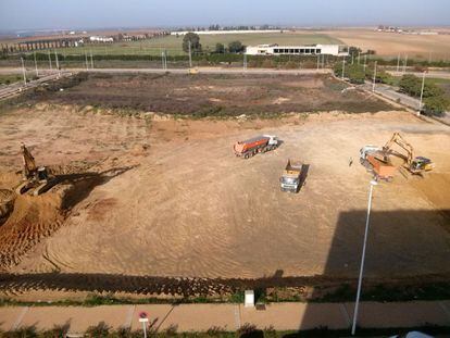 Camiones y excavadoras en los terrenos de El Seminario declarados BIC, en Huelva.