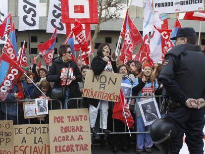 Funcionarios y sindicalistas protestan ante el Parlamento. 