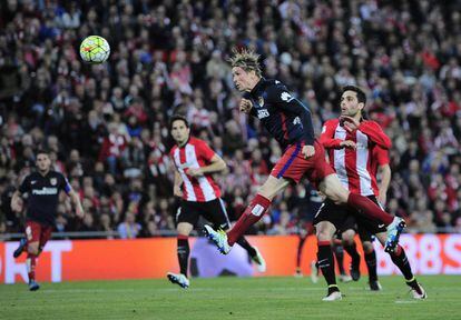 Torres marca de cabeza ante el Athletic.