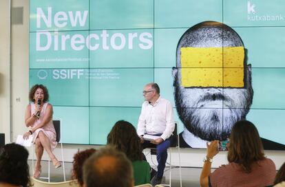 El director del festival de cine, Jose Luis Rebordinos, y la directora de Red Gipuzkoa de Kutxabank, Ainhoa Arruabarrena, presentaron este jueves el acuerdo de renovación de patrocinio del Zinemaldia con la entidad bancaria.