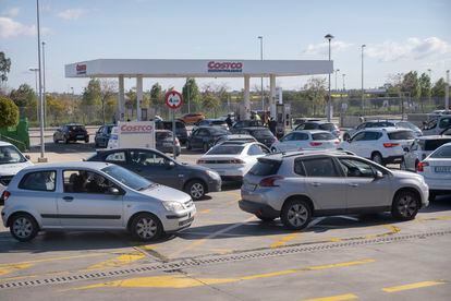 Colas de vehículos este viernes en una gasolinera de Sevilla.