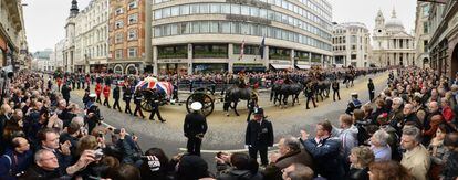 El cortejo fúnebre con los restos mortales de Margaret Thatcher por las principales calles de Londres.