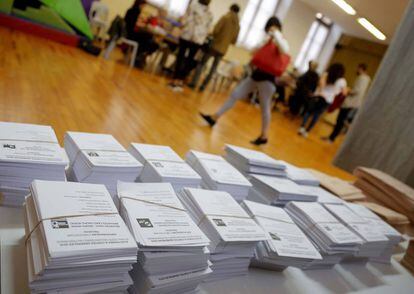 Votaciones en San Sebastian. El País Vasco también ha registrado una bajada en participación por debajo de la media en las generales del 26-J, del 58,97% de diciembre, al 51,36% de junio.
