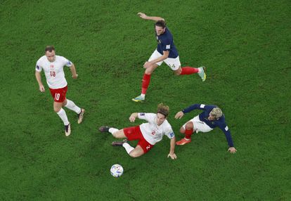 Disputa de balón en el partido entre Francia y Dinamarca. 